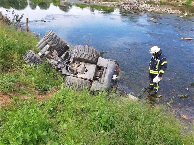 Einsatzkräfte sicherten die Bergung des Radladers ab. Foto: Feuerwehr Sinzig