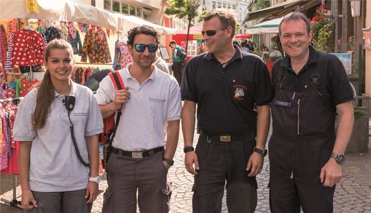 Einsatzkräfte unterstützten das Ordnungsamt der Stadt bei der Kontrolle der Flucht- und Rettungswege.