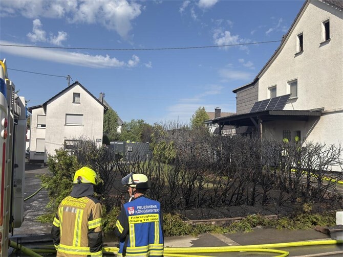Einsatzkräfte vor dem Brandobjekt in Königswinter