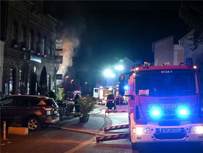 Brand in Gaststätte: Drei Personen von Feuerwehr gerettet  Einsatzkräfte waren bei einem Gebäudebrand in Rheinbrohl im Einsatz. Foto: Matthias Lemgen