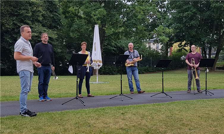 Einsatzleiter Markus Sauer mit Reinhard Lisecki (Trompete), Ines Engelbart (Trompete), Thorsten Krause (Saxophon) und Jonas Häring (Posaune).Fotos: privat