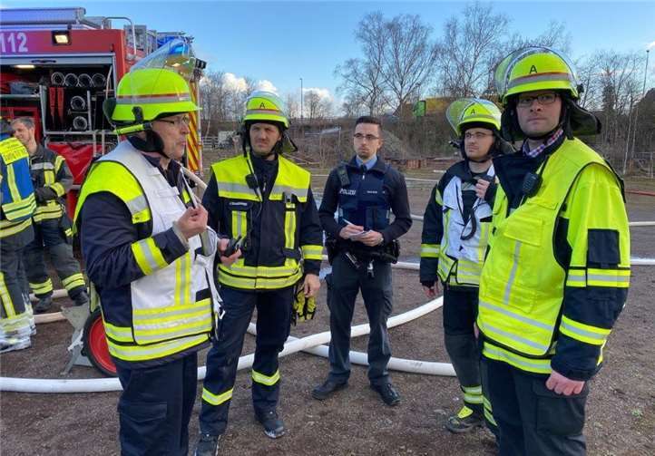 Einsatzleiter Martin Schleich (rechts) mit seinem erfolgreichen Lösch-Team.