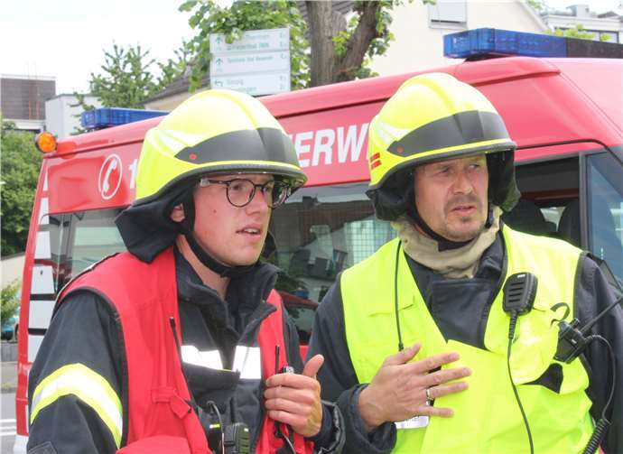 Einsatzleiter Timo Dörfer (re.) und Patrick Gilles beobachten den Ablauf der Übung.