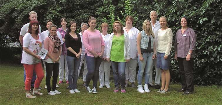 Einsatzleiterin Angelika Broda (l.), Bereichspflegedienstleiterin Rita Jung (r.) sowie die Stationsleitungen (hinten) begrüßen die neuen FSJ-ler im Marienhaus Klinikum.privat