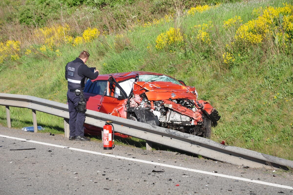 30.04.: Tödlicher Unfall auf der B327 - Bilder am Einsatzort