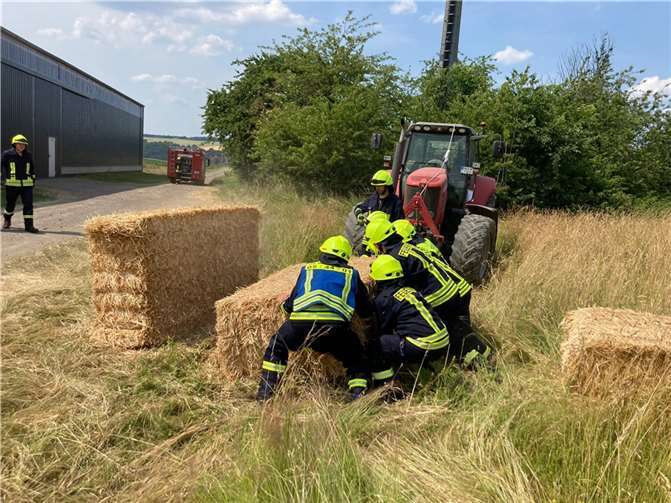 Einsatzszenario: auf dem Berg hatte ein Traktorfahrer beim Rangieren mit Quaderballen eine Stromleitung heruntergerissen. Zudem waren mehrere Ballen umgestürzt und hatten eine Person unter sich begraben.