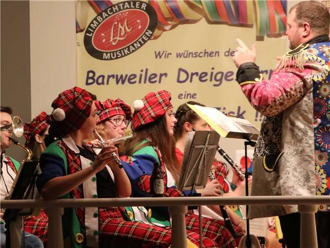 Einschunkeln gleich zu Beginn mit den Limbachtaler Musikanten.