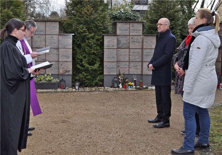 Einsegnung auf dem alten Friedhof, von links: Pfarrerin Franziska Hageloch, Pfarrer Dr. Reinhold Malcherek, Bürgermeister Bert Spilles, Anita Neuenfeldt und Susanne Reven. Foto: Stadt Meckenheim