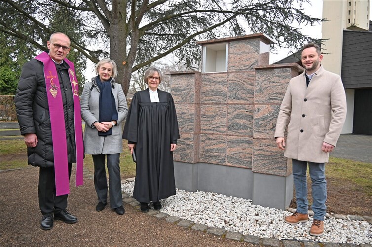 Einsegnung der neuen Urnenwand auf dem Friedhof an der Bonner Straße, von links: Pfarrer Franz-Josef Lausberg, die erste stellvertretende Bürgermeisterin Ariane Stech, Pfarrerin Ingeborg Dahl und der bei der Stadt Meckenheim für das Bestattungs- und Friedhofswesen zuständige Mitarbeiter Martin Zembrzuski. Foto: Stadt Meckenheim