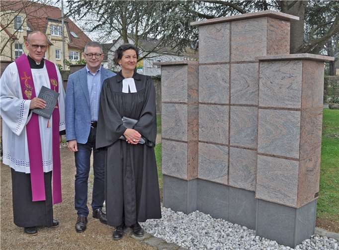 Einsegnung der neuen Urnenwand auf dem alten Friedhof an der Bonner Straße, von links: Pfarrer Franz-Josef Lausberg, der Erste Beigeordnete Hans Dieter Wirtz und Pfarrerin Iris Gronbach. Foto: Stadt Meckenheim