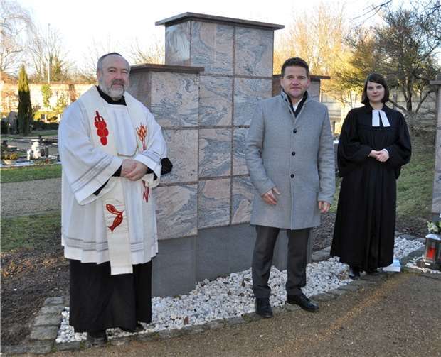 Einsegnung der neuen Urnenwand, von links: Pfarrvikar Franz-Josef Steffl, Bürgermeister Holger Jung und Pfarrerin Franziska Hageloch.Foto: Stadt Meckenheim
