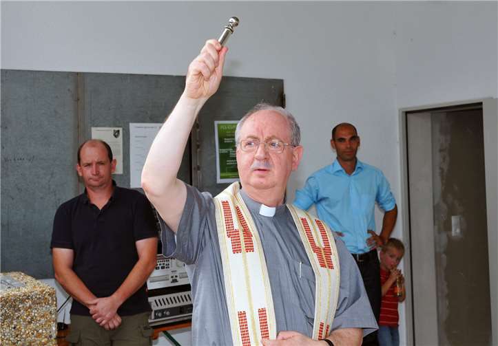 Einsegnung des neuen Sporthauses durchPastor Hans-Joachim Rupp.