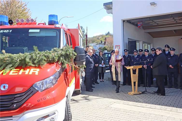 Einsegnung des neuen TSF-W durch den katholischen Pfarrer der Gemeinde, Ralf Plogmann sowie den evangelischen Kirchenvorstand, Florian Jungbluth.  Fotos: Annette Brach / VG Wirges