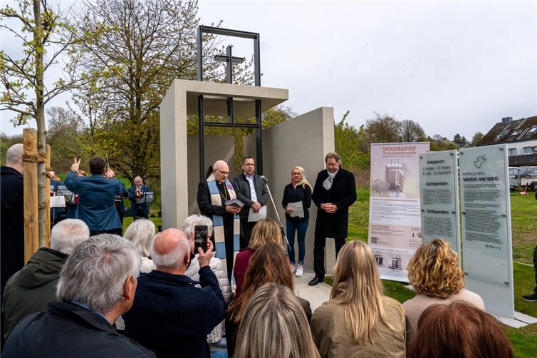 Einsegnung li: Bischof Helmut Dieser, Vorsitzender Sascha Fiedler, Daniela Fiedler, Architekt Günter Heinrich