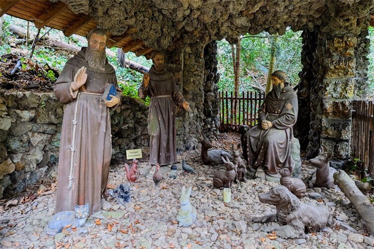 Einsiedelei des Hl. Franz von Assisi mit seinen Glaubensbrüdern und vielen Tieren