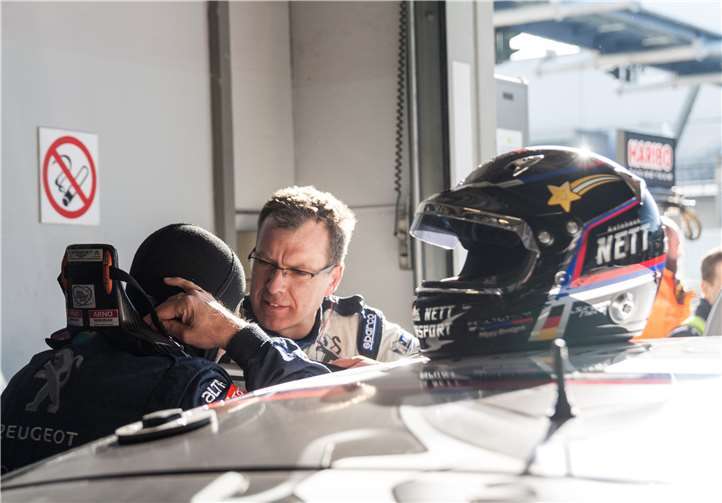 Einsteigen bitte! Jürgen (li.) und Achim Nett sind bereit für die neue Saison. Andreas Krein