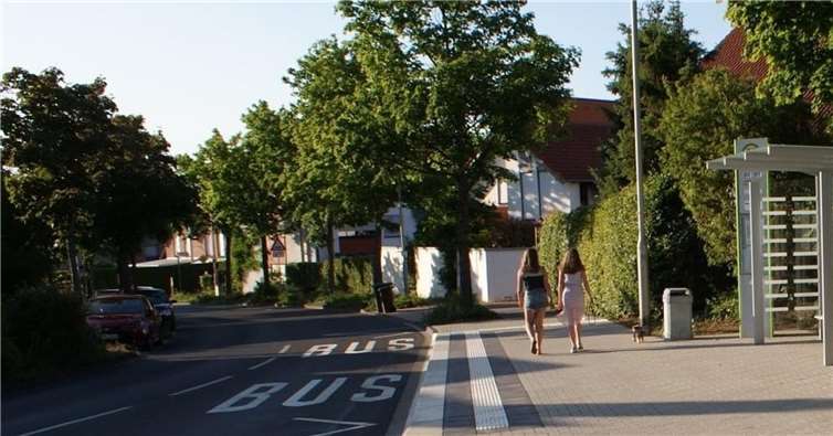 Einsteigen, ohne Stufen zu überwinden – ein Beispiel aus dem Siebengebirgsring. Bis zum 1. Januar 2022 müssen alle Haltestellen des öffentlichen Personenverkehrs vollständig barrierefrei umgebaut sein. Foto: Privat