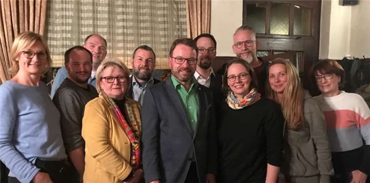 Einstimmig votierte seine Partei dafür, dass der amtierende Oberbürgermeister Wolfgang Treis (mittig) erneut für das Amt kandidiere. Foto: WE