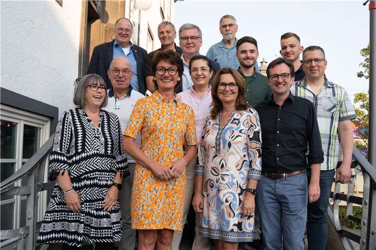 Einstimmige Nominierung für die erneute Bundestagskandidatur: Mechthild Heil MdB (vorne, 2.v.r.) freut sich über die Unterstützung des CDU-Kreisvorstandes Ahrweiler. Foto: Michael Schneider