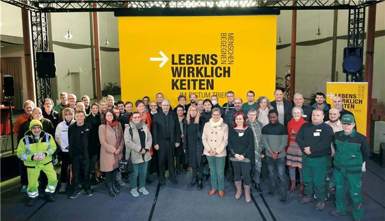 Eintauchen in soziale Lebenswirklichkeiten: Gruppenfoto der Gastgebenden und Teilnehmenden sowie des Projektteams um Dr. Martina Messan mit Bischof Dr. Stephan Ackermann bei der Abschlussveranstaltung im Koblenzer X-Ground. Quelle: Caritasverband Koblenz e.V.