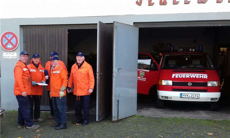 Einteilung der Trupps der Ehrenabteilung vor dem letzten Ausrücken zur Hydrantenprüfung.privat