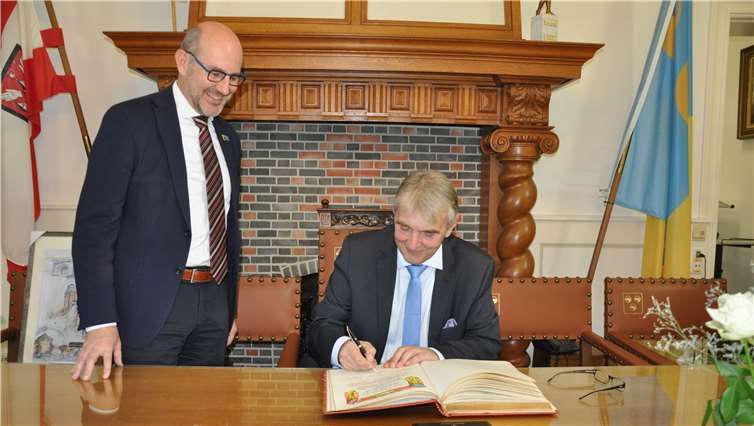 Eintrag der Bürgermeister ins Goldene Buch von Ekeren: (v.l.) Koen Palinckx und Claus Peitz. Foto: Mia Hoeykens, Ekeren