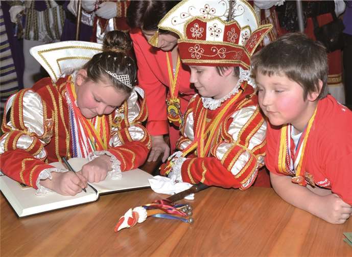 Eintrag in das Gästebuch - das OIlemer Kinderprinzenpaar machte den Anfang.