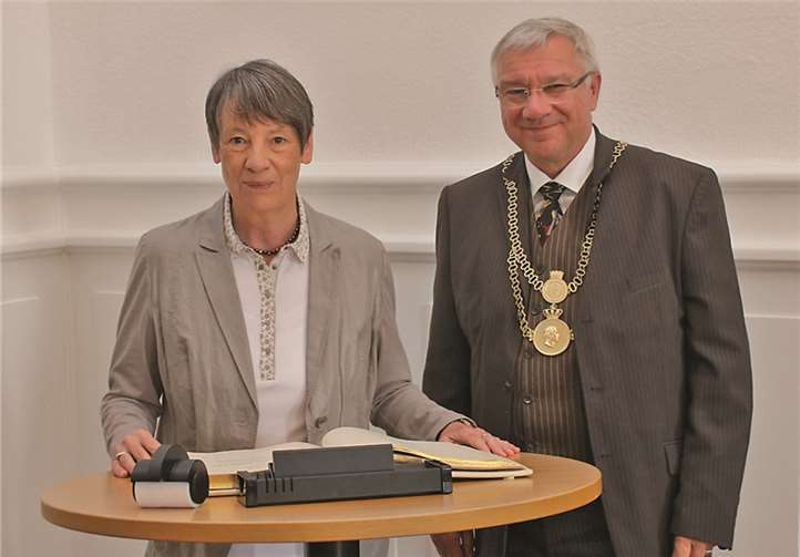 Eintrag in das Goldene Buch: Dr. Barbara Hendricks, Bundesministerin für Umwelt, Naturschutz, Bau und Reaktorsicherheit und Oberbürgermeister Prof. Dr. Joachim Hofmann-Göttig. privat