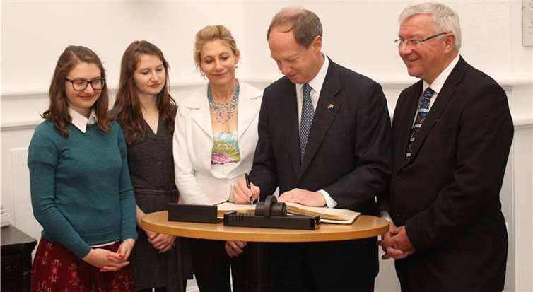 Eintrag in das Goldene Buch der Stadt Koblenz: US-Botschafter John B. Emerson mit Ehefrau Kimberly und den Töchtern Taylor und Hayley, sowie Oberbürgermeister Prof. Dr. Joachim Hofmann-Göttig (r.). Fotos: Stadt Koblenz