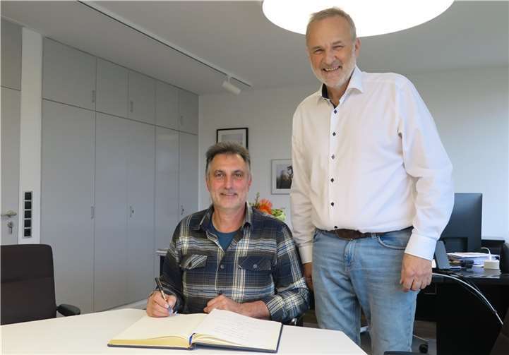 Eintrag ins Goldene Buch der Gemeinde Wachtberg: Bernd Krahforst (li.) mit Bürgermeister Jörg Schmidt.  Foto: Gemeinde Wachtberg/mm