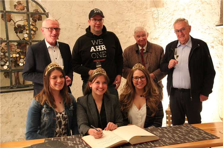 Eintrag ins Goldene Buch der Kreisstadt: (vorne von links) Saskia Teucke, Sinda Erdrich und Linda Trarbach mit (hinten von links) Guido Orthen, Peter Kriechel, Dr. Gerhard Kreuter und Paul Gieler. Fotos: GS