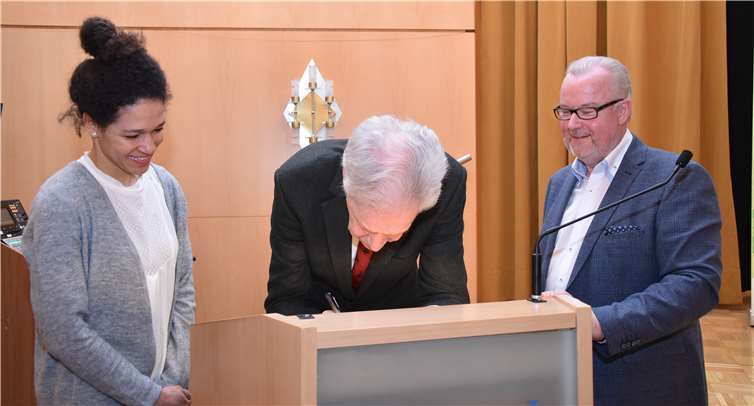 Eintrag ins Goldene Buch der Stadt.