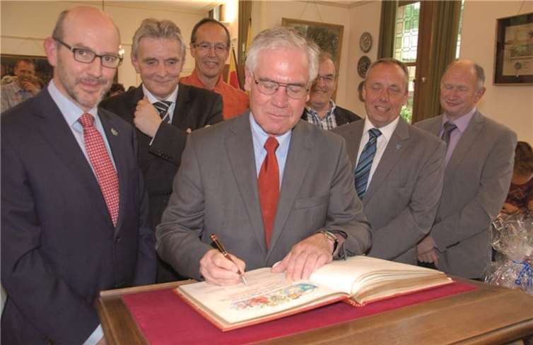 Eintragung ins Goldene Buch von Ekeren: (V.l.) Koen Palinckx (Bürgermeister von Ekeren), Claus Peitz (Bürgermeister von Andernach), Richard Welter (Vorsitzender Freundeskreis Andernach-Ekeren), Dr. Eckart Cuntz (Deutscher Botschafter in Belgien), Dirk Van Overloop (Vorsitzender Vriendenkring Ekeren-Andernach), Marc Elseviers und Ludo Van Reusel (Beigeordnete von Ekeren). privat