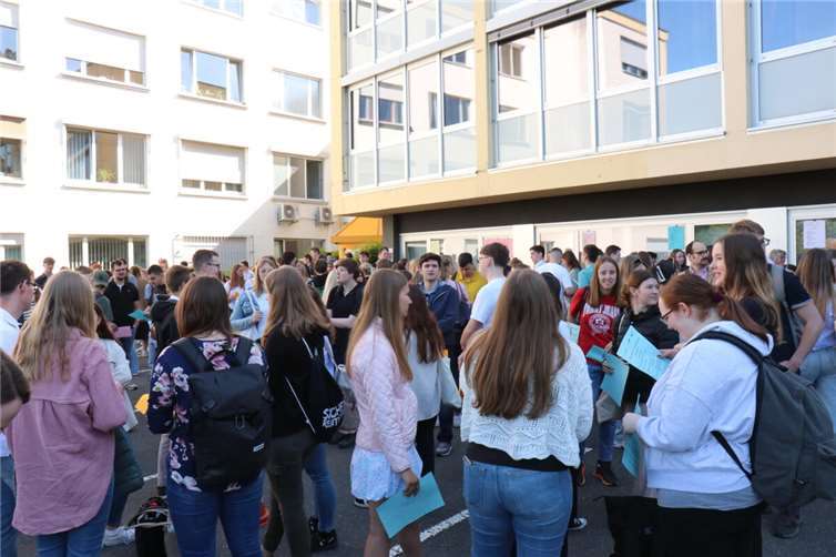 Eintreffen der Teilnehmer/-innen an den Anmeldestellen auf dem Parkplatz der Hochschule für öffentliche Verwaltung / Zentrale Verwaltungsschule Rheinland-Pfalz.  Foto: HöV/ZVS Fuhrmann