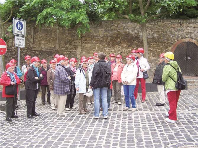 Einundfünfzig Land-Frauen entdeckten das Kulturdenkmal der mittelalterlichen Stadt am Rhein, Oppenheim. privat