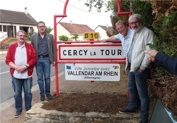 Einweihung der Partnerschaftsbilder durch die Bürgermeister und Präsidenten bei der letzten Begegnung 2018 in Cercy (40 Jahre Partnerschaft).