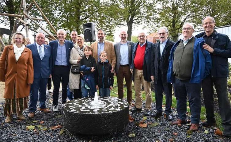 Einweihung des Mühlsteinbrunnens.