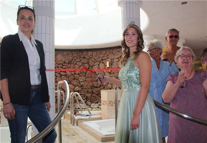 Einweihung des Wasserfalls in der Braunen Grotte durch Bad Breisigs Brunnenkönigin ElenaI. (Mitte) sowie Römer-Thermen Geschäftsführerin Tanja Faßbender (l.). Es gab auch ein Gläschen Sekt für einige Thermenbesucher (rechts). Fotos: KMI