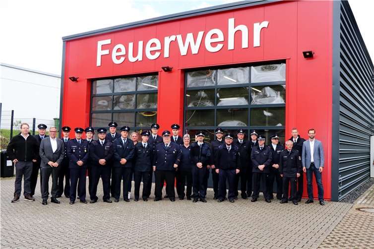 Einweihung des neuen Feuerwehrgerätehauses in Montabaur-Horressen: Davor präsentiert sich die gut aufgestellte Löschgruppe Horressen-Elgendorf: Ihre Fusion war Grund und Anlass für den Neubau. Fotos: VG Montabaur / Ingrid Ferdinand