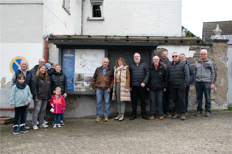 Einweihung des neuen Schaukastens auf dem Oberlützinger Dorfplatz mit den Vertretern der Ortsgemeinde.  Foto: POE