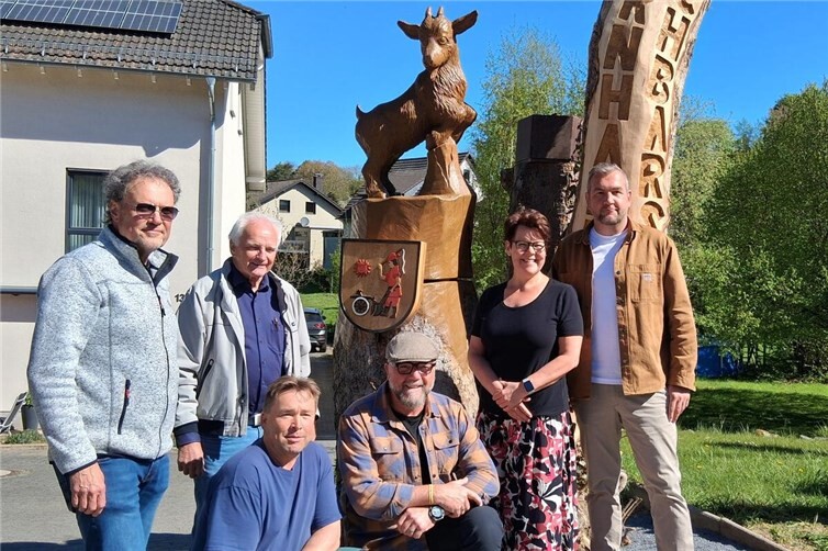 Einweihung mit Ortsbürgermeister Dominik Schmitz (rechts) und Künstler Olli Schulz (unten rechts)
