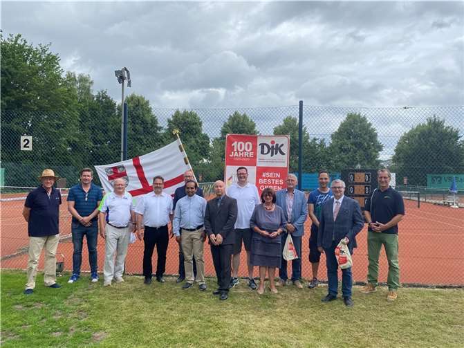 Einweihungsfeier der Tennisplätze (v. l. n. r. M.Butter, C. Schönebeck, H. Fuhrmann, M. Röder, R. Barkowski, Pater Sabi, J. Böttiger, B. Butter, R. Hirsch, L. Kalter, M. Göderz, Dr. A. Saftig, M. Mumm).  Foto: DJK