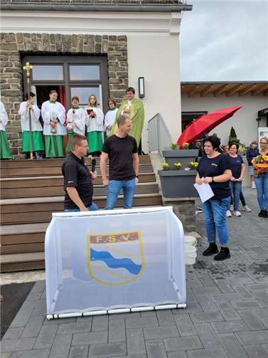 Einweihung des Kita-Anbaus: Mehr Raum für 70 Kinder in Stahlhofen Einweihungsgeschenk vom FSV Gelbachtaler Sportfreunde: ein kleines Fußballtor für die Kinder getreu dem Motto der Einrichtung „Bewegungs-Kita“.