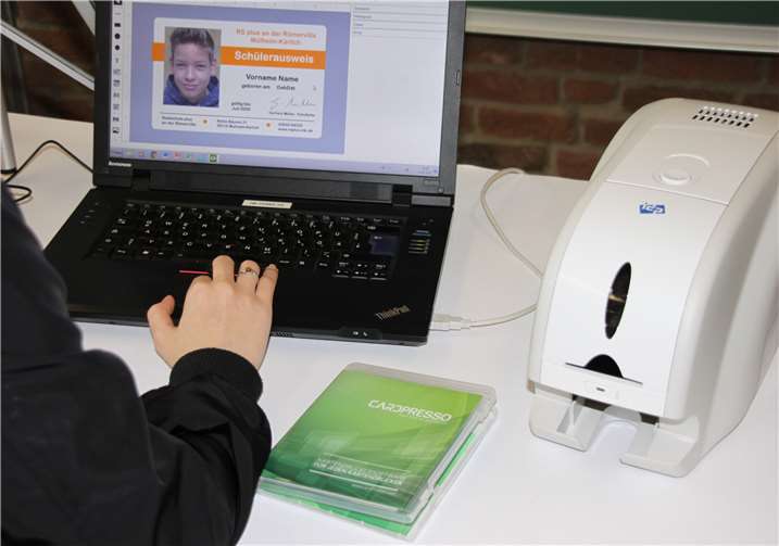 Einzelfotos der Schüler wurden erstellt und mit den Informationen in das Layout eingesetzt.