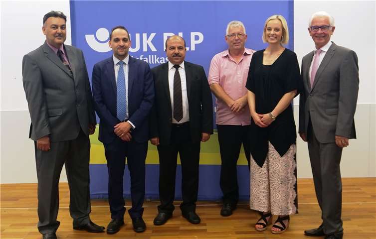 Einzelheiten zur gesetzlichen Schülerunfallversicherung schilderten den Gästen aus Jordanien UKRLP-Geschäftsführer Manfred Breitbach (von rechts), Jördis Gluch und Uwe Andernach.Foto: Unfallkasse Rheinland-Pfalz