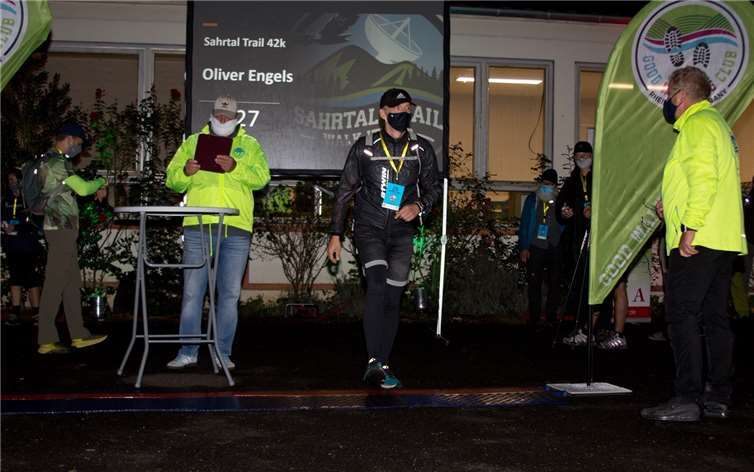 Einzeln wurde in Kreuzberg im Abstand von 20 Sekunden gestartet. Den Mund-Nase-Schutz setzten die Aktiven bei Verlassen des Startbereiches ab. Angezogen wurde er an allen Verpflegungsstellen.