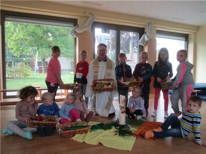 Einzelne Kinder mit Ernte in den Körben und ihrem Pastor Norbert Missong.  Foto: privat
