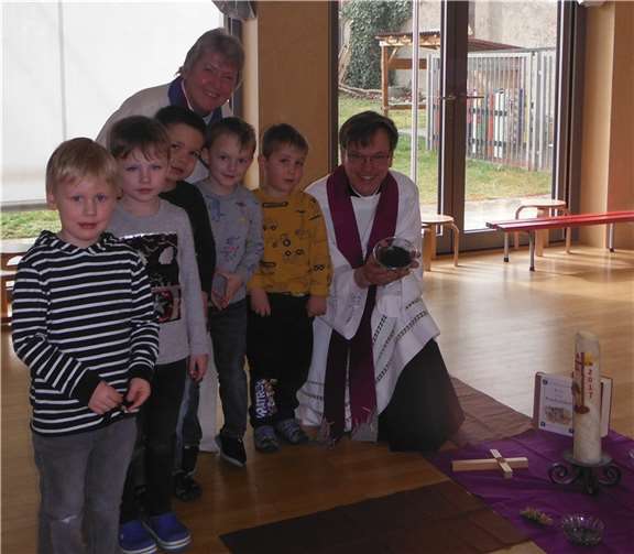 Einzelne Kinder mit ihrer Gemeindereferentin und ihrem Pastor.  Foto: Anke Heinz