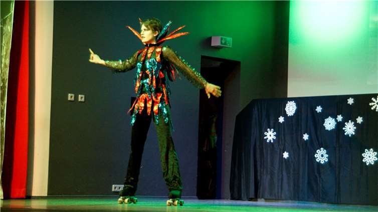 Einzigartige selbst geschneiderte Kostüme perfektionierten die Aufführung  - hie...