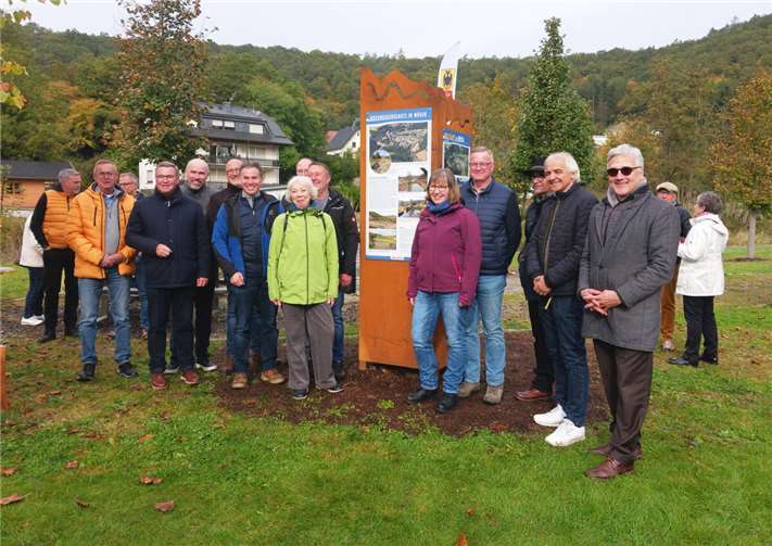 Einzigartiges Erinnerungsprojekt: Mitstreiter, Ortsvorsteher, Kreisvertreter und Zeitzeugen begrüßen den Start. Foto: HG